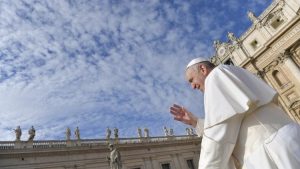 Quem é o carmelengo, que governa o Vaticano na ausência do papa Francisco?