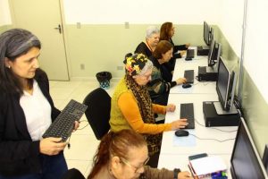 Curso de inclusão digital para público 50+ abre vagas