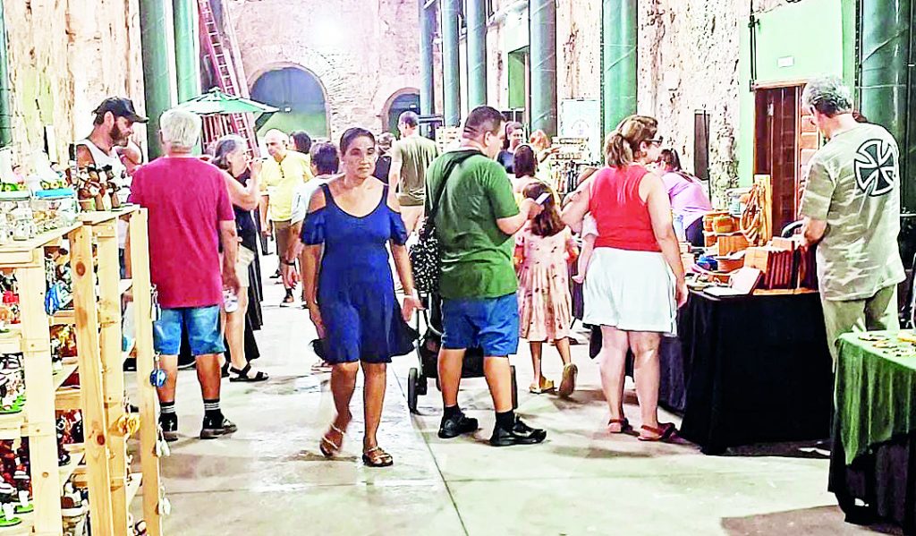 Evento cultural terá desfile de expositores até sábado em Santos