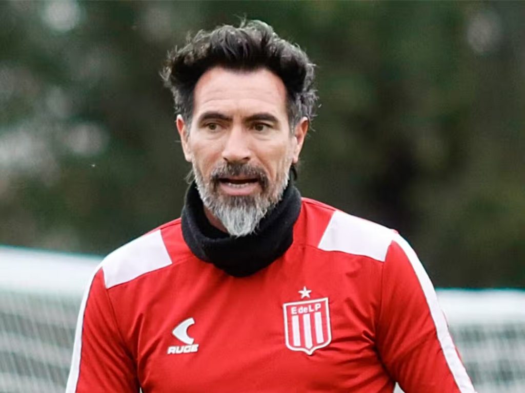 Santos tem interesse na contratação do técnico Eduardo Domínguez, do Estudiantes, da Argentina