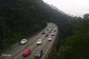 Motoristas encontram lentidão na Imigrantes, sentido São Paulo