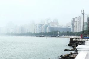 Frente fria traz chuvas e maré alta para a região