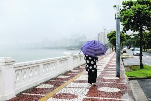Fim de semana será de chuvas e mar agitado na Baixada