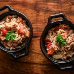 Arroz de costela. Carne defumada por 12 horas, finalizada com azeite de carvão