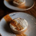 Banoffee. Camadas de banana, doce de leite e crema, finalizadas com um toque de canela