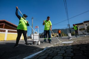Mutirão de limpeza revitaliza ruas em Praia Grande