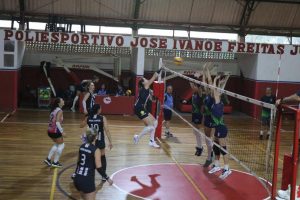 Santos vira a capital nacional do vôlei master e atrai ídolos neste feriado
