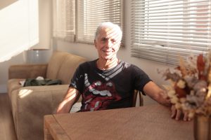 Luiz Thomas mistura crítica social e humor em nova peça