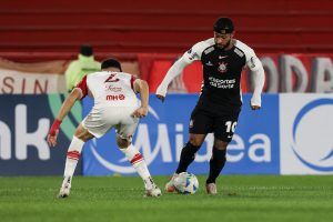 Corinthians passa sufoco e vê classificação escorrer pelos dedos
