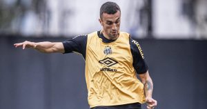 Santos não terá João Schmidt, mas conta com o retorno de Barreal contra o Ceará