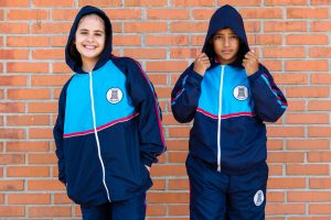 Começa entrega de uniformes de frio para alunos de Bertioga