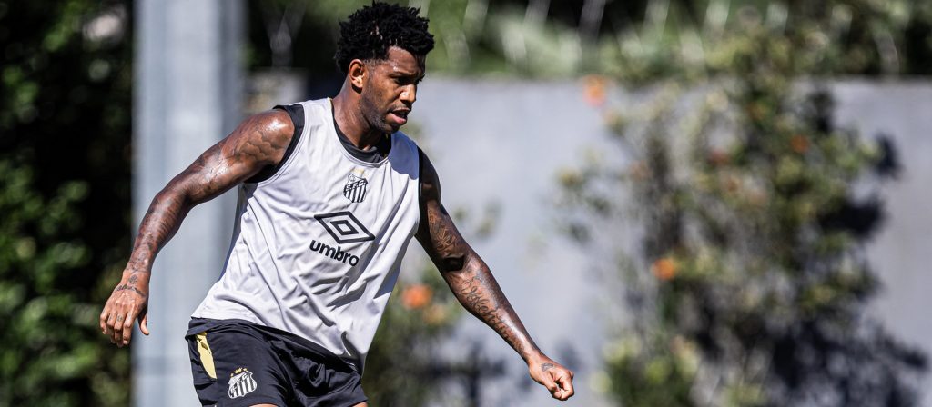 Zagueiro Gil volta a treinar com o elenco do Santos no CT Rei Pelé