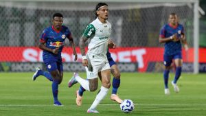 Palmeiras é resiliente, vira sobre Red Bull Bragantino e mantém liderança do Brasileirão
