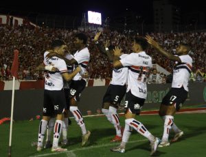 Em jogo fraco e sofrido, São Paulo vence o Náutico e passa de fase na Copa do Brasil