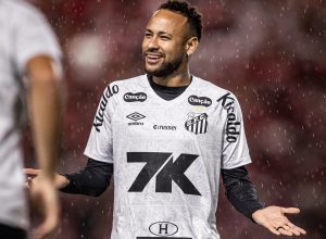Discussões de Neymar com torcedores viram rotina em retorno ao Santos; relembre