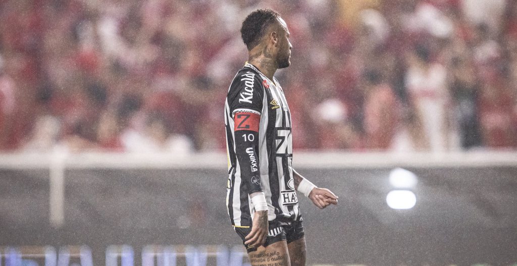 Neymar admite que tem se poupado no Santos por receio de novas lesões: ‘Dá aquele medinho’