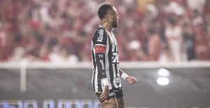 Neymar admite que tem se poupado no Santos por receio de novas lesões: ‘Dá aquele medinho’