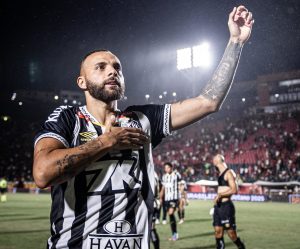 Guilherme comemora quebra de jejum de gols pelo Santos e se emociona: ‘Nunca fui tão abraçado’