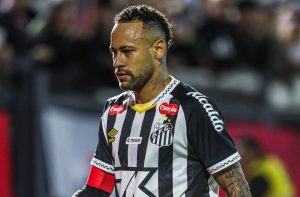 Neymar tem problemas no treino mas deve atuar contra o Botafogo