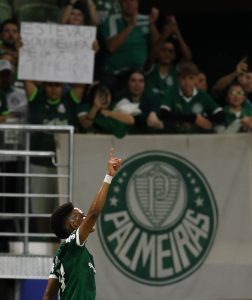 Estêvão deixa lembrança mágica em despedida do Allianz Parque com goleada do Palmeiras
