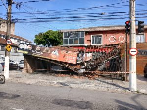 Motorista passa mal e carro invade pizzaria em Santos
