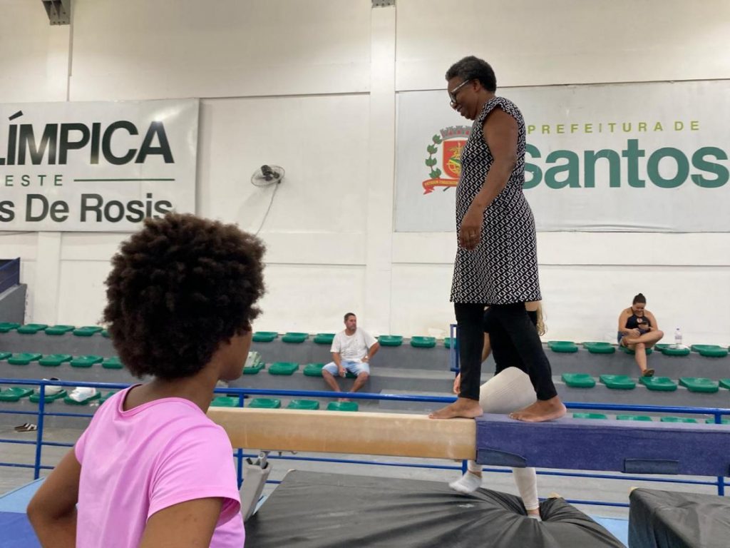 Mães fazem o papel de filhas na ginástica artística em aula especial em Santos