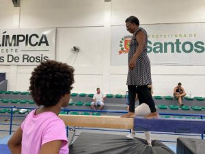Mães fazem o papel de filhas na ginástica artística em aula especial em Santos