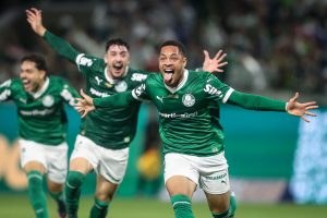 Palmeiras marca gol nos acréscimos e mantém a liderança do Brasileirão