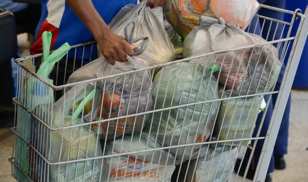 Custo de cesta básica ideal para uma pessoa chegou a R$ 432 em abril
