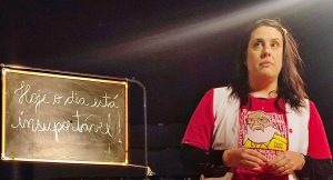 Espetáculo “Giz” transforma a lousa em palco no Sesc Santos