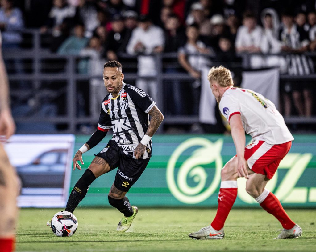 Neymar volta ao time titular do Santos irritado e com pouco futebol em derrota para o Leipzig