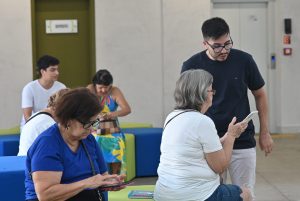 Idosos recebem apoio para identificar descontos do INSS