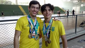 Irmãos patinadores brilham pelo mundo afora colecionando medalhas