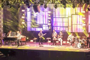 Roupa Nova emociona fãs no Guarujá com show nostálgico