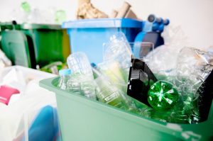 Cubatão vai trocar plásticos por kits de limpeza ou alimentos