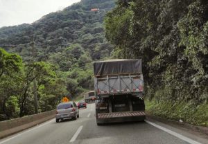 Com obras e alto fluxo, SAI tem quase 40 km de congestionamentos