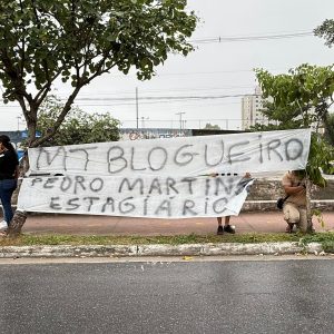 Torcida do Santos protesta no CT Rei Pelé e critica presidente Marcelo Teixeira: ‘Blogueiro’