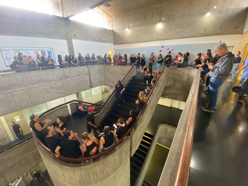 Professores em greve invadem Prefeitura de Cubatão