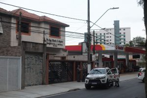Mulher é morta a tiros e criança é baleada em clínica médica em Santos