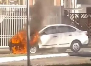 Incêndio em veículo interdita Avenida Ana Costa, em Santos