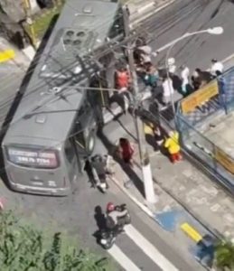 Mulher morre após ser atropelada por ônibus