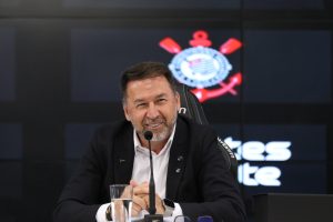 Augusto Melo deixa Parque São Jorge, diz que é presidente do Corinthians e vai fazer B.O.