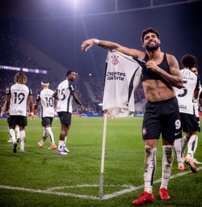 Corinthians sofre com o VAR, mas vence o Inter de virada com hat-trick de Yuri Alberto