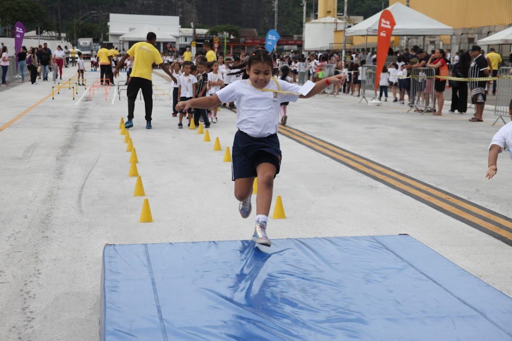 Aproximadamente mil alunos se exercitaram na nova pista de atletismo da Zona Noroeste de Santos
