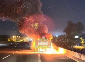 Carreta carregada com ácido sulfúrico pega fogo em SV