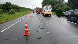 Motorista morre e mulher fica ferida após colisão em Peruíbe