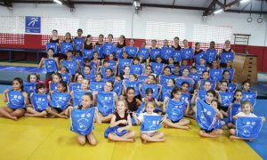 Alunos de ginástica artística em Santos recebem novos uniformes e mochilas