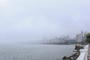 Frente fria chega e muda o tempo no litoral neste fim de semana