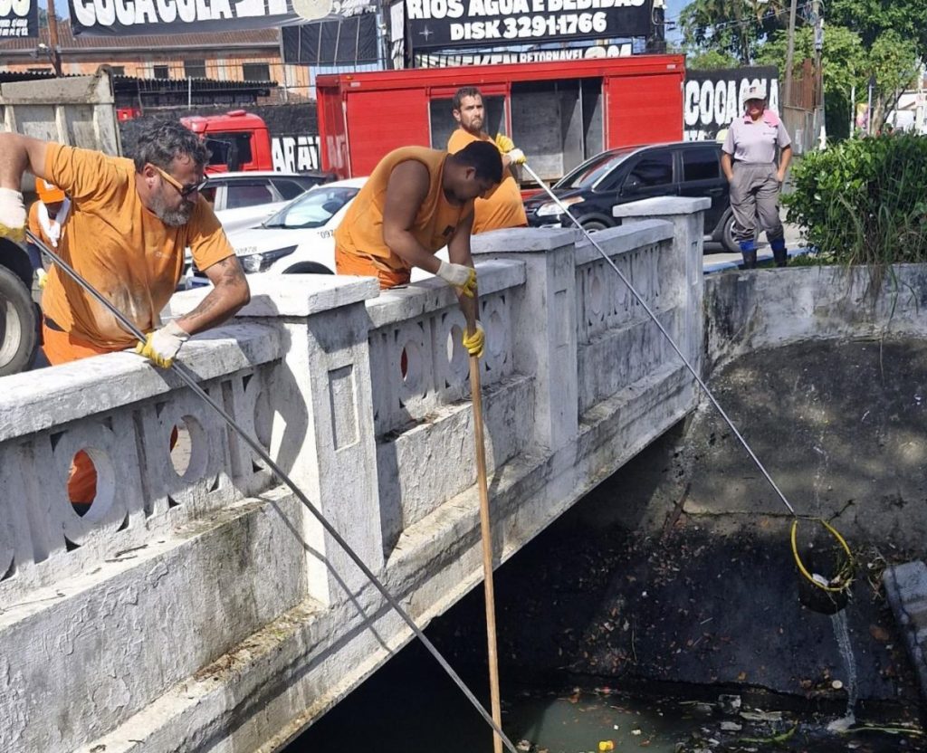 Santos retira 480 toneladas de resíduos dos canais