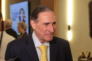 Santista Moura Ribeiro, ministro do STJ, é homenageado em evento na ACS